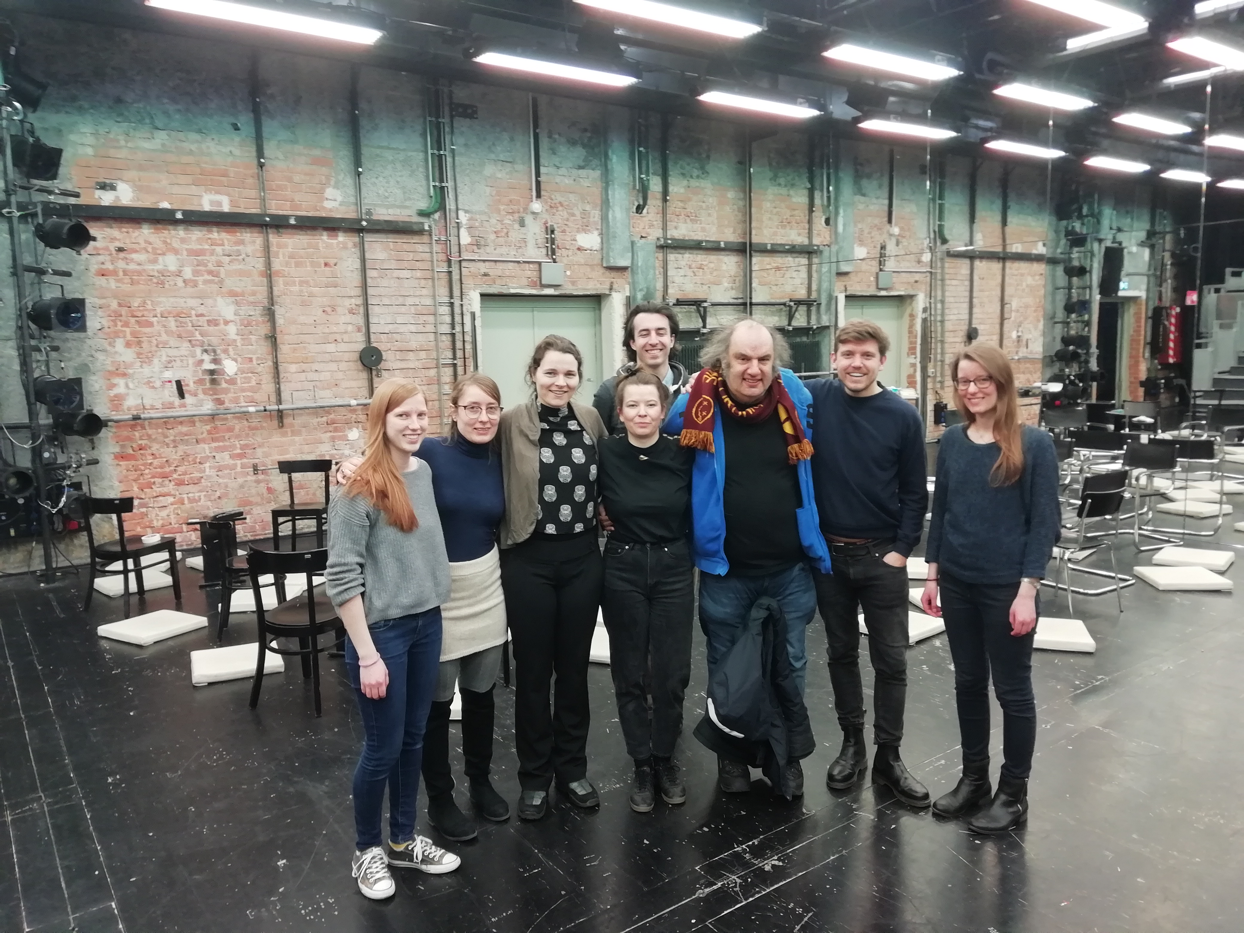 Die Veranstalter:innen des Cultural Policy Labs mit dem Team der Münchner Kammerspiele. V.l.n.r.: Lena Huber, Luise Barsch, Hanna van der Heijden, Janina Sieber, Martin Valdés-Stauber, Matthias Lililenthal, Christian Steinau und Christina Kockerd. Foto: Privat