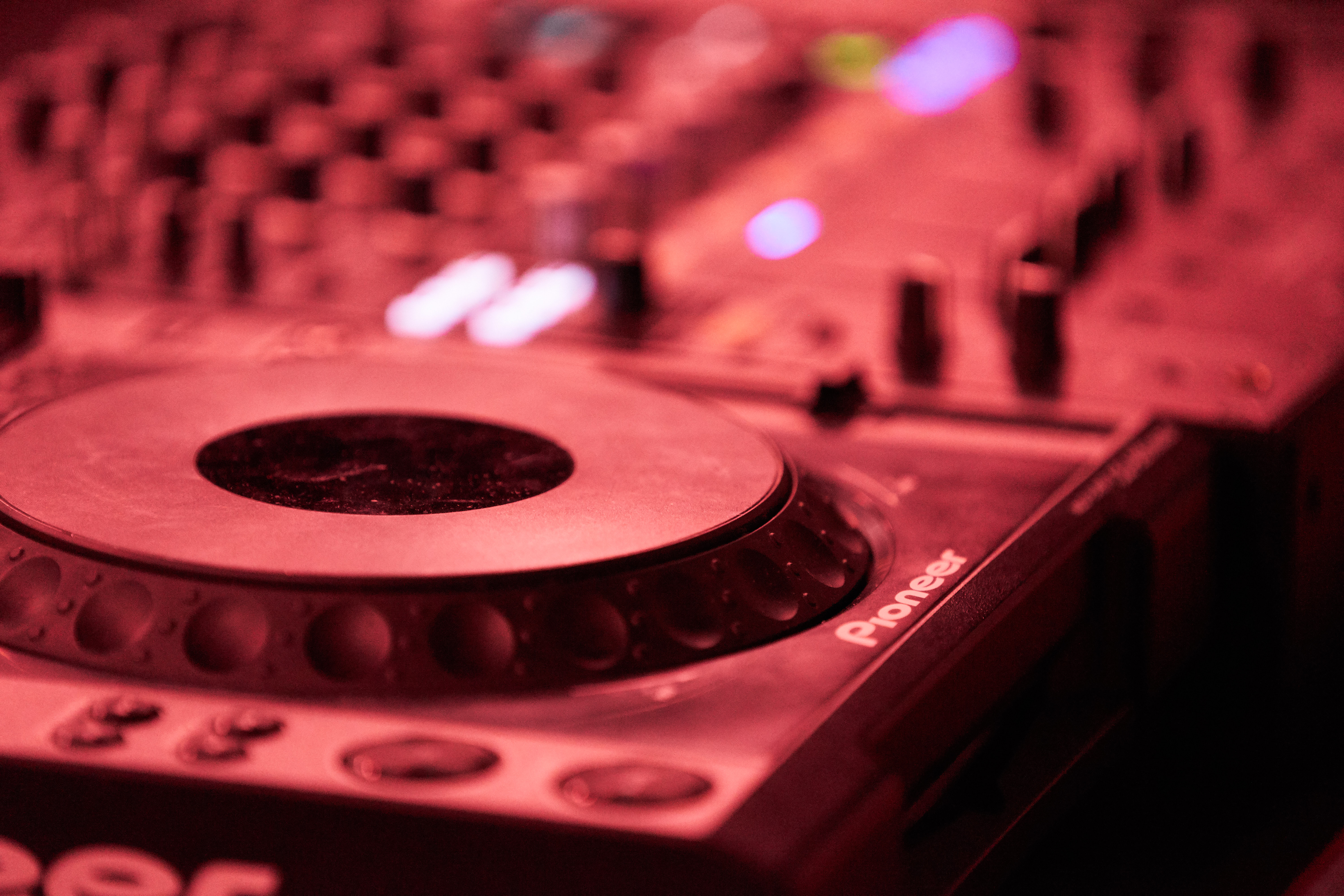 Turntables in der Laborstation Frank N. Furters Lab. Foto: Basti Barsch