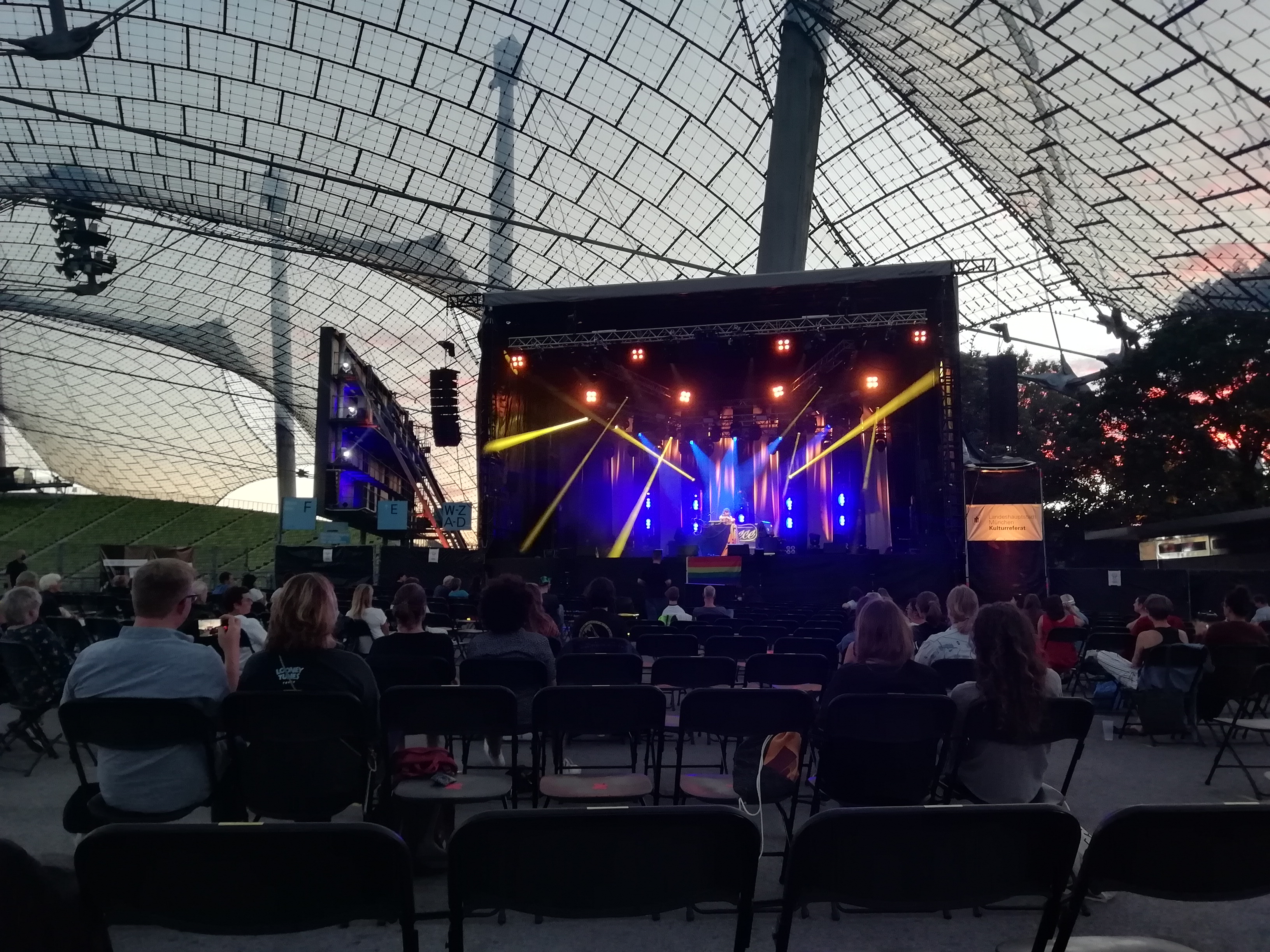 Abbildung 3: Die Sommerbühne im Olympiapark. Auf der Bühne läuft die Show von DJ* BiMän, die im Februar 2020 auch für den musikalischen Abschluss des Cultural Policy Lab in den Münchner Kammerspielen sorgte. Quelle: Privat.