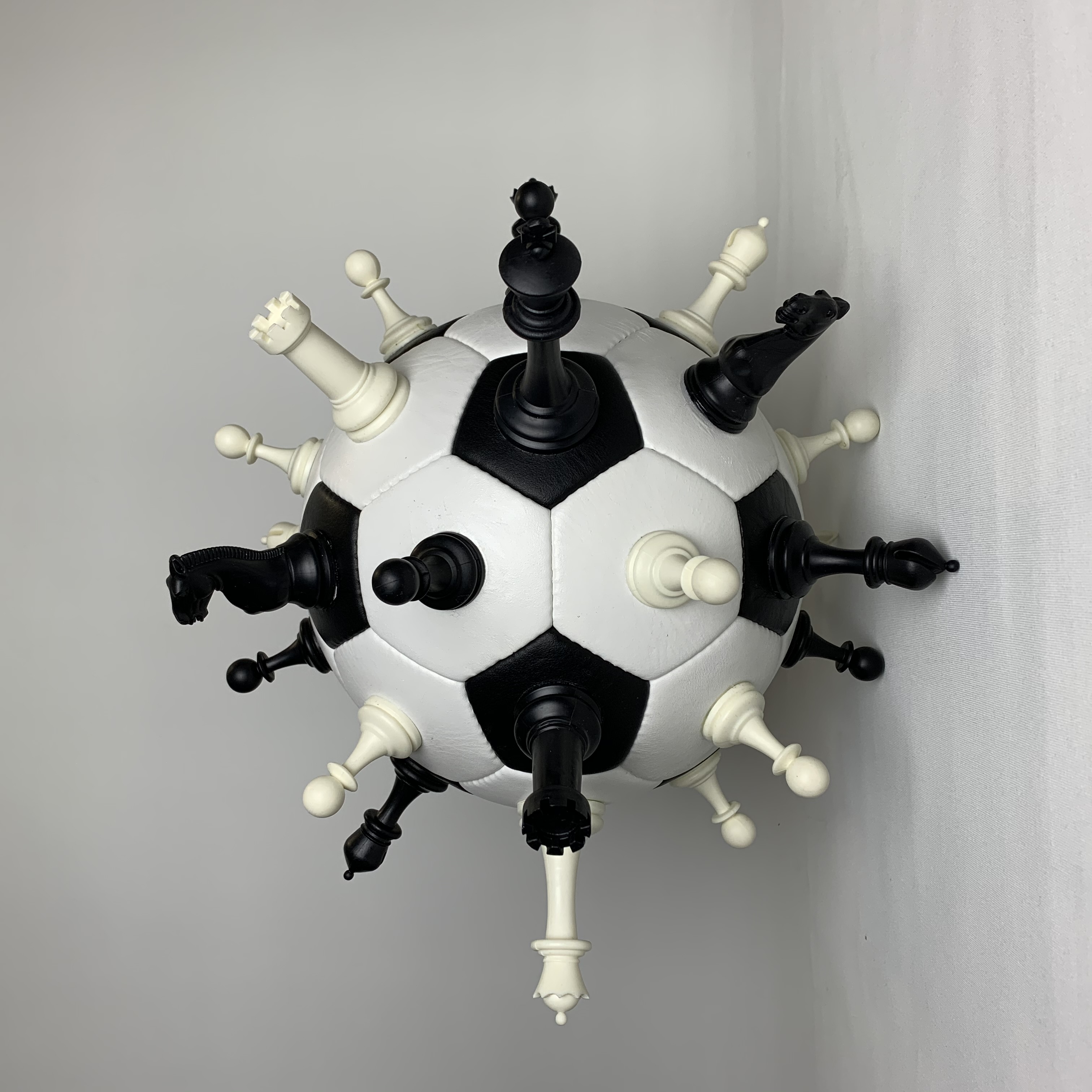 Milen Till: Fußball ist wie Schach, nur ohne Würfel, Durchmesser: ca. 38 cm, Material: Schachfiguren auf Lederball, 2020, © Milen Till.